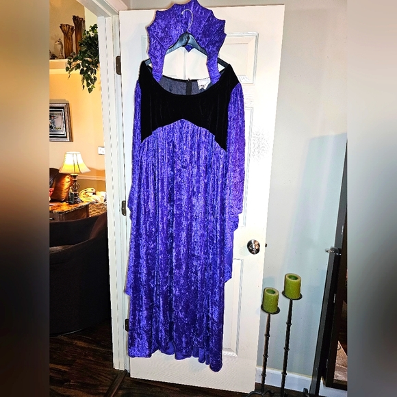 Evil queen costume size 24-26, 2X - Picture 4 of 13